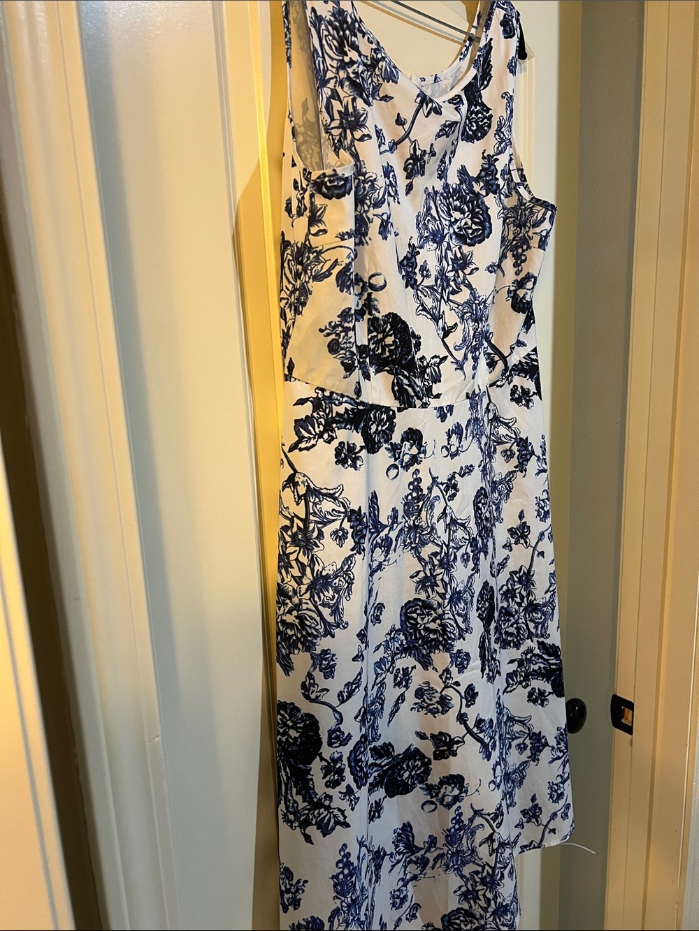 💲2💲if BUNDLED  3 or more $2 items  White Midi Dress with Blue Floral Print H175. - Picture 3 of 9